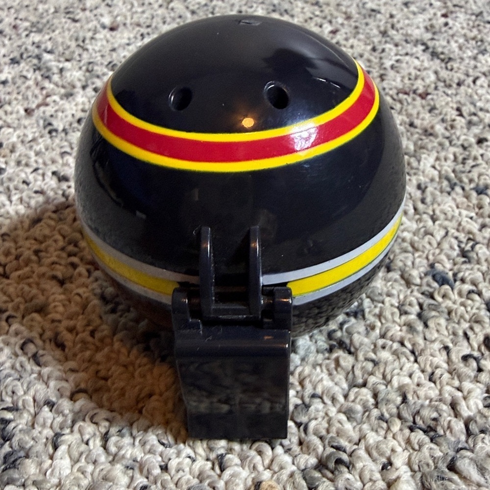 Vintage Pokémon Clip ‘n’ Carry Mewtwo Figure in Black Yellow Red Poké Ball - Picture 4 of 5